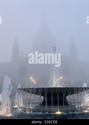 Die Oakland Mormon Temple und die wasserfontäne in der schweren Nebel Stockfoto
