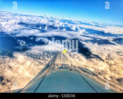 Fliegen über den Wolken. Stockfoto