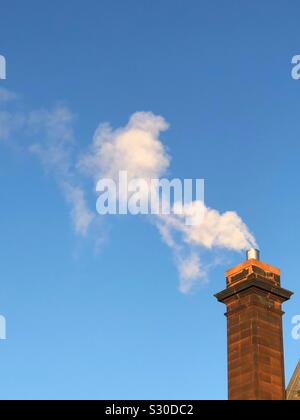 Rauch aus gemauerten Schornstein Stockfoto