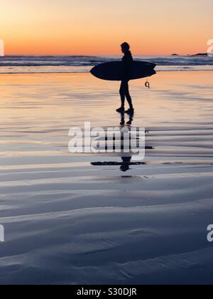 Silhouette einer Surfer bei Cox Bay, Tofino, BC Stockfoto