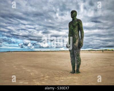 Gusseiserne Abbildung von Anthony Gormley am Crosby Beach in der Nähe von Liverpool, Merseyside, Großbritannien Stockfoto