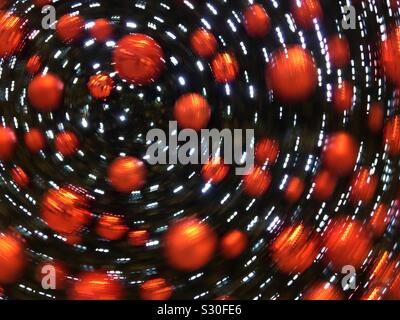 Weihnachtsbaum bunt Motion swirl Weihnachten dekorative rote Kugeln Hängen an einem Baum Stockfoto