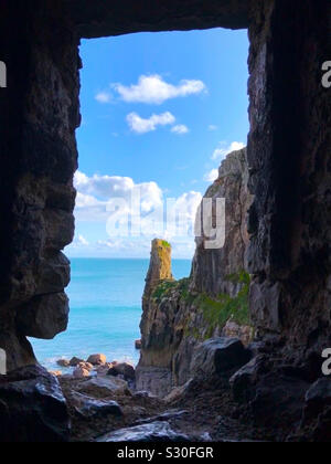 Mit Blick auf die Keltische See aus dem Innenraum von St. Govan's Kapelle, St. Govan's Kopf, Bosherston im Pembrokeshire Coast National Park, Dyfed, Wales. Stockfoto