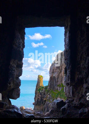 Mit Blick auf die Keltische See aus dem Innenraum von St. Govan's Kapelle, St. Govan's Kopf, Bosherston im Pembrokeshire Coast National Park, Dyfed, Wales. Stockfoto