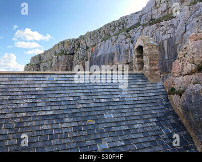 Das Schieferdach und Glockenturm von St. Govan's Chapel, Bosherston, Pembrokeshire Coast National Park, Dyfed, Wales. Stockfoto