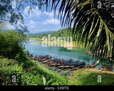 Marina an der Cheow Lan Lake in Khao Sok Nationalpark, Thailand Stockfoto