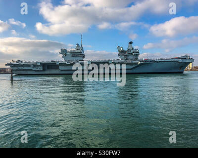 Royal Navy Flugzeugträger HMS Queen Elizabeth Ankunft an Ihrem Haus Hafen von Portsmouth am 4. Dezember 2019 Stockfoto