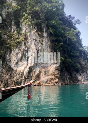 Vorderseite des long tail Boot auf Cheow Lan Lake im Khao Sok Nationalpark in Thailand Stockfoto