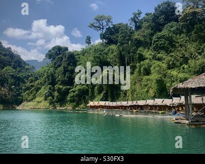 Schwimmende Bungalows im Cheow Lan Lake, Khao Sok Nationalpark, Thailand Stockfoto