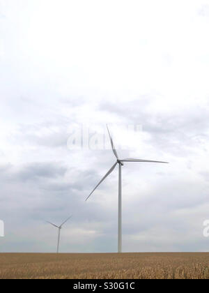 Windenergieanlagen in das Feld ein. Stockfoto