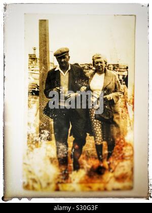 Foto von einem älteren Ehepaar im Juli 1967 bei Great Yarmouth, Norfolk, Großbritannien. Stockfoto