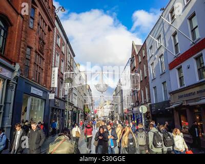 Grafton Street (main Irischen festliche und Shopping) mit Weihnachtsbeleuchtung in Tag Zeit. Dublin. Irland. Stockfoto