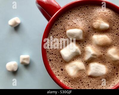 Von oben nach unten Blick auf heiße Schokolade und Marshmallows in einem roten Becher Stockfoto
