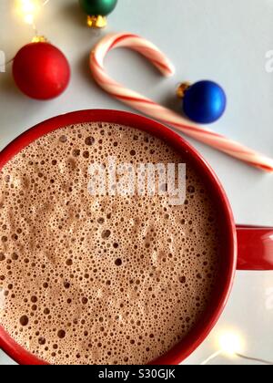 Heißer Kakao in einem roten Becher Stockfoto