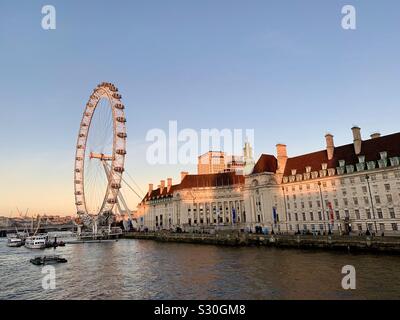 London, UK, 2. Dezember 2019: Millennium Wheel aka London Eye und der County Hall von Westminster Bridge gesehen. Am späten Montag Nachmittag. Stockfoto