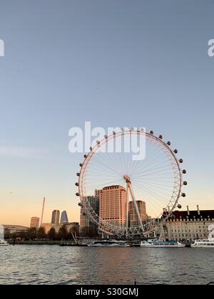 London, UK, 2. Dezember 2019: Millennium Wheel am Südufer der Themse. Stockfoto