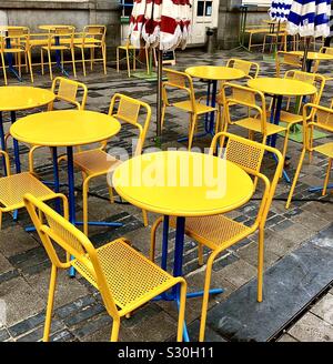 Gelbe café Tische und Stühle, Brüssel, Belgien. Stockfoto