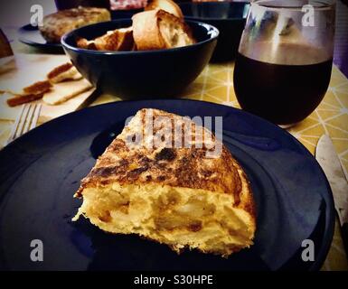 Spanische Omelette mit Kartoffeln Tortilla de patata Española Stockfoto