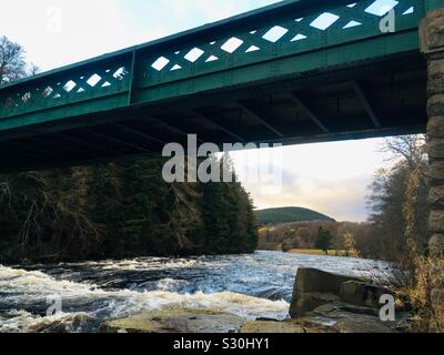 Unter dem crathie Girder Bridge. Eine eiserne Brücke über den Fluss Dee nach Balmoral Castle, im Crathie, Schottland, entworfen von Isambard Kingdom Brunel. Stockfoto