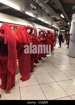 Die Rote Brigade des Aussterbens Rebellion auf einer U-Bahn Station Stockfoto