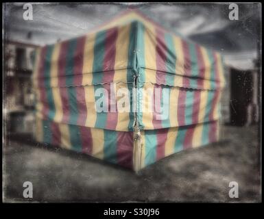 Bunt gestreifte Karneval Zelt Stockfoto