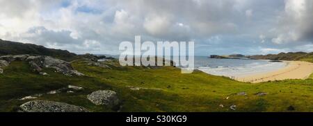 Panoramablick auf die Bucht von Golden Sands an Oldshoremore, Kinlochbervie, Sutherland, Schottland Stockfoto