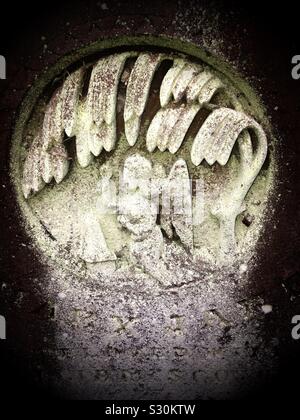 Geschnitzte Engel auf einem alten Grabstein Stockfoto