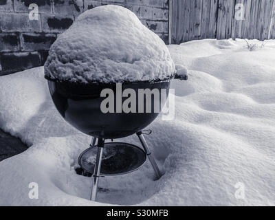 Weber Grill im Schnee in Brooklyn, New York Hinterhof abgedeckt. Monochrom. Snowy BBQ. 2014. Sieht aus wie Eis. Stockfoto