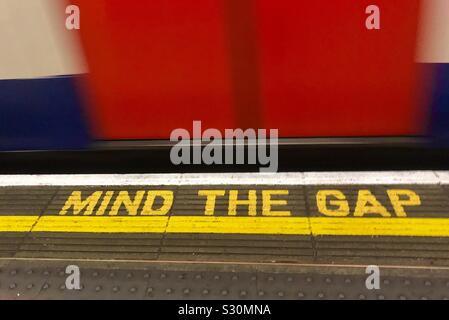 Die Lücke Warnung am Rande der Londoner U-Bahn Station, England, Großbritannien Stockfoto