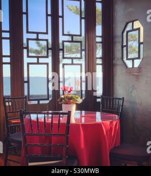 Tabelle mit Blick auf den Ozean am Chinesischen Teehaus, Marble House, Newport, Rhode Island, United States Stockfoto