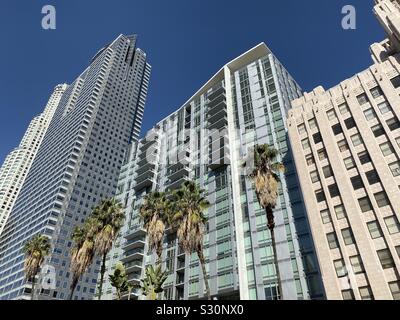 LOS ANGELES, Ca, November 2019: Alte und neue Wohnung Blöcke neben dem Büro Wolkenkratzer in der Innenstadt in der Nähe Pershing Square Stockfoto