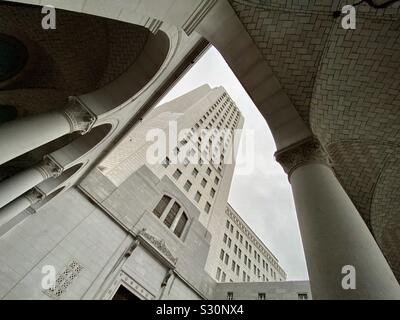 LOS ANGELES, Ca, November 2019: Die Suche nach durch geschwungene Bögen an der zentralen Turm des Rathauses in der Innenstadt von Civic Center Stockfoto