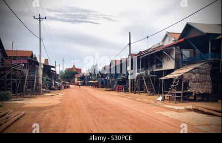 Kompong Khleang schwimmenden Dorf in der Nähe von Siem Reap, während der trockenen Jahreszeit, neben dem Tonle Sap See, Kambodscha Stockfoto