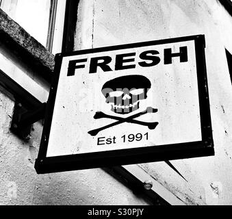 Straßenschild in Dublin, Irland mit totenkopf und gekreuzten Knochen - Frische Est 1991 Stockfoto