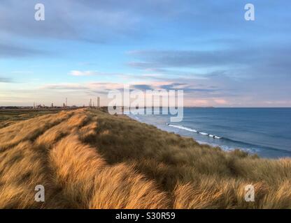 Auf der Suche nach Gas Terminal entlang der Dünen in St. Fergus, Aberdeenshire, Nordostschottland Stockfoto