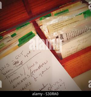 Handgeschriebenen Einkaufszettel und Recipe Box in einer Wohn- Küche, USA Stockfoto