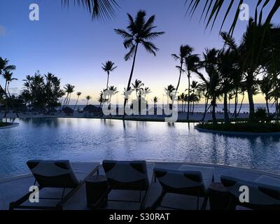 Bei Sonnenaufgang am Pool in Punta Cana Stockfoto