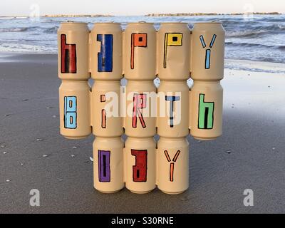 Happy Birthday Design mit farbigen Bier kann man am Strand Stockfoto