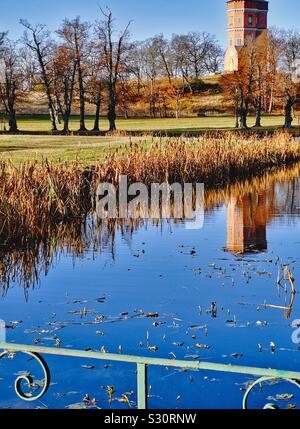 Gotische Turm wieder in Fluss, Schloss Drottningholm Gärten, Drottningholm, Stockholm, Schweden. Schloss Drottningholm ist die private Residenz der schwedischen Königsfamilie. Gotische Turm gebaut ICH 792 Stockfoto