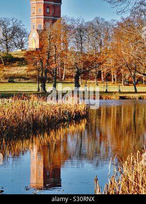 Gotische Turm in Fluss nieder, Schloss Drottningholm Gärten, Drottningholm, Stockholm, Schweden. Schloss Drottningholm ist die private Residenz der schwedischen Königsfamilie. Gotische Turm wurde errichtet 1792. Stockfoto