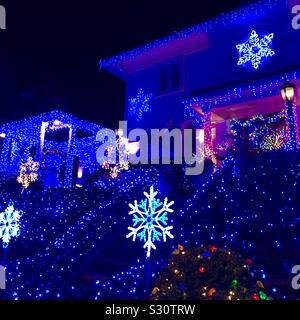 Blau Weihnachten Dekorationen auf ein großes Haus in Bay Ridge Brooklyn Stockfoto