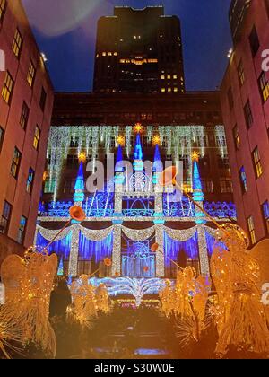 Der Sound- und Lichtshow auf der Fassade der Saks Fifth Avenue ist spektakulär in der Weihnachtszeit, NYC, USA Stockfoto