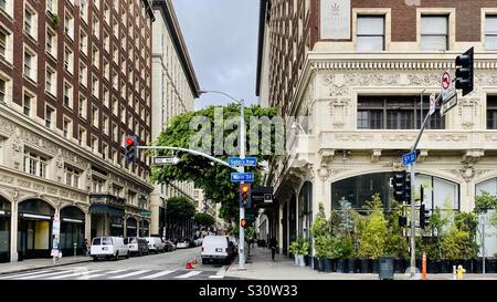 LOS ANGELES, Ca, DEZ 2019: Blick entlang der 5th Street im historischen Kern der Stadt, vorbei an der Rosslyn Hotel und Rosslyn Lofts auf der Main Street Stockfoto