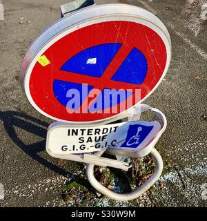 Oops! Kein Parkplatz Schild außer für behinderte Autofahrer, die mit dem Auto beschädigt. Stockfoto