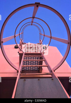 Metall Treppe zu einem Aussichtsturm, Cardiff Bay, South Wales. Stockfoto