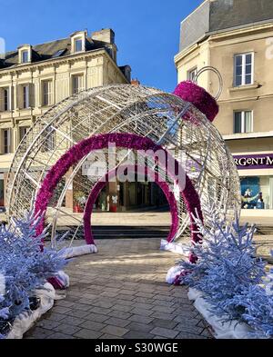 Spaziergang durch große silberne Christbaumkugel Christbaumschmuck - Chatellerault, Vienne, Frankreich. Stockfoto