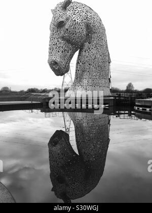 Eine der Aufbau Digital und seiner Reflexion. Eine 30 m hohe Riesen Pferd Kopf Skulptur der Forth-and-Clyde-Kanal in der Helix Park, Falkirk, Schottland von Andy Scott Stockfoto