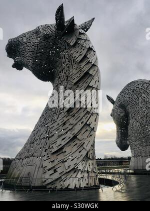 Der Aufbau Digital. Die 30 m hohe riesigen Pferdekopf Skulpturen der Forth-and-Clyde-Kanal in der Helix Park, Falkirk, Schottland von Andy Scott Stockfoto