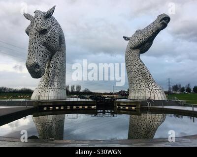 Der Aufbau Digital. Die 30 m hohe riesigen Pferdekopf Skulpturen der Forth-and-Clyde-Kanal in der Helix Park, Falkirk, Schottland von Andy Scott Stockfoto