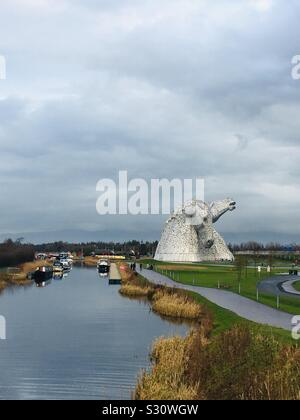 Der Aufbau Digital. Die 30 m hohe riesigen Pferdekopf Skulpturen neben der Forth-and-Clyde-Kanal in der Helix Park, Falkirk, Schottland von Andy Scott Stockfoto